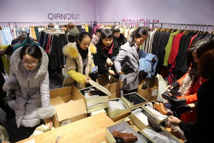 桐乡市濮院衣柜直播,中国濮院购物节