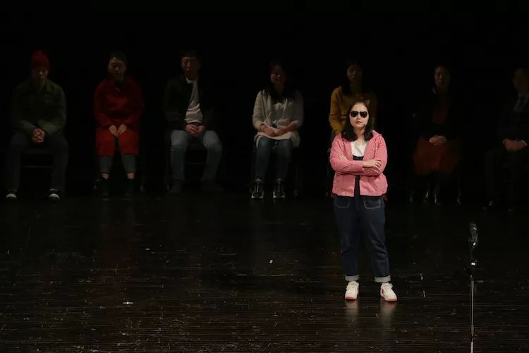 《大众力学》:泡沫般的表演梦滑稽而威严