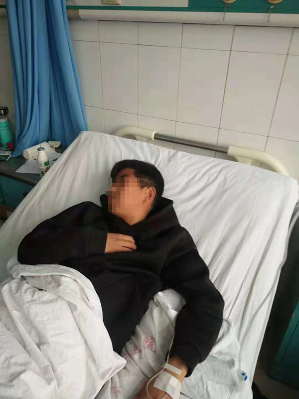 恶霸当街打小孩派出所刚好路过,官方通报小学生被同学围殴掌掴