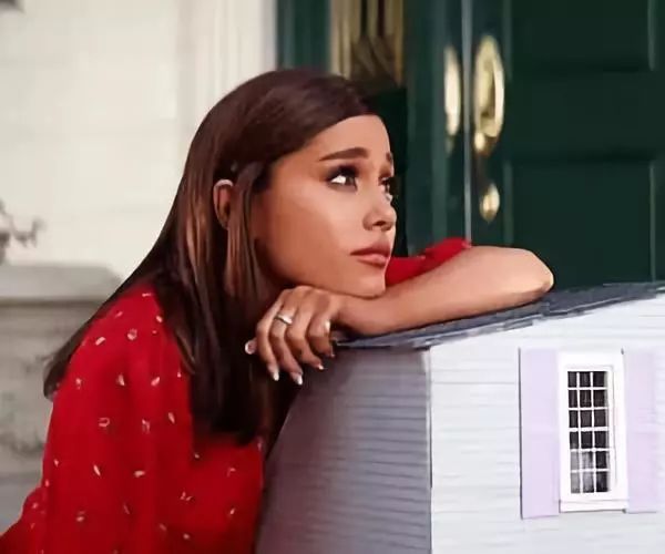 好想尝尝你的口红的味道,不停的舔口红