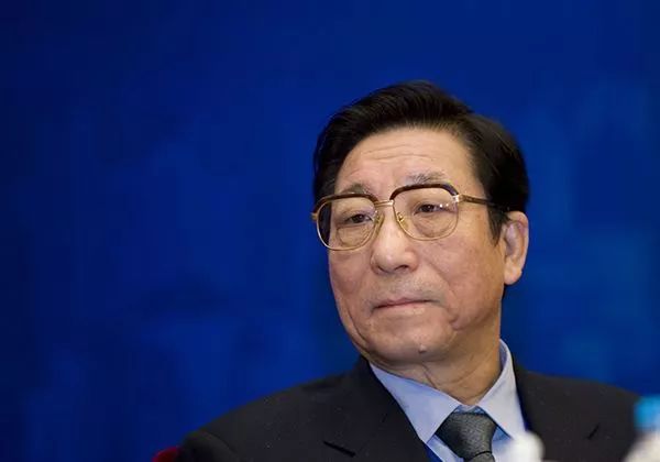 省长打喷嚏绷断皮带，总理大笑：报应!