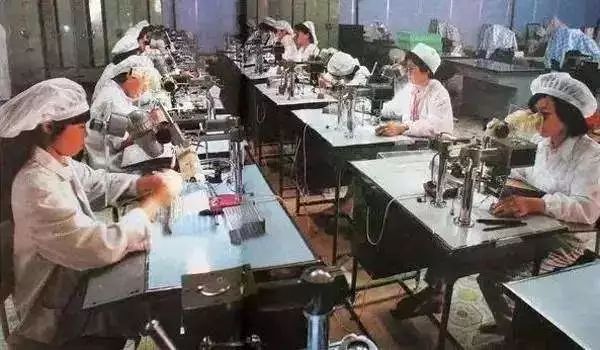 省长打喷嚏绷断皮带，总理大笑：报应!