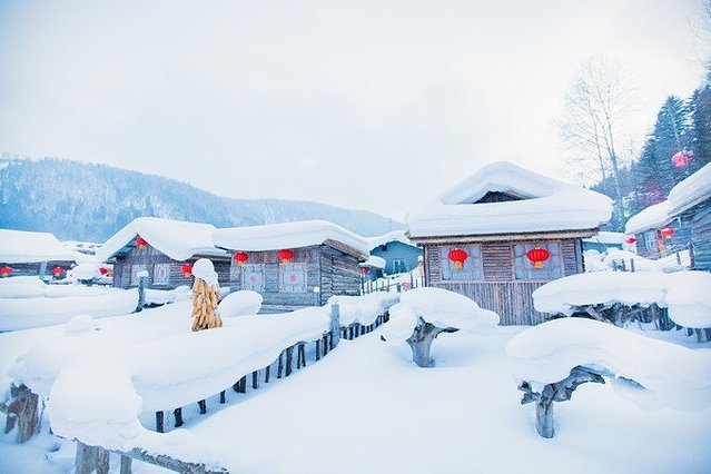12月最火爆的热门旅行地，往北走，玩雪滑冰；往南走，温泉赏花