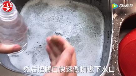 洗发水瓶不要扔，剪两刀放进洗碗池，解决千家万户的*麻大**烦！