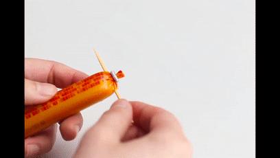 原来火腿肠的金属环下有个“小机关”，轻轻一拉，秒剥