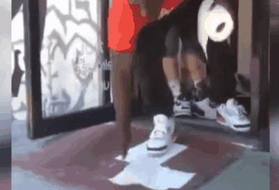 莫名想笑!白色雪地靴洗成黑鞋,店家:改色的钱我就不收了