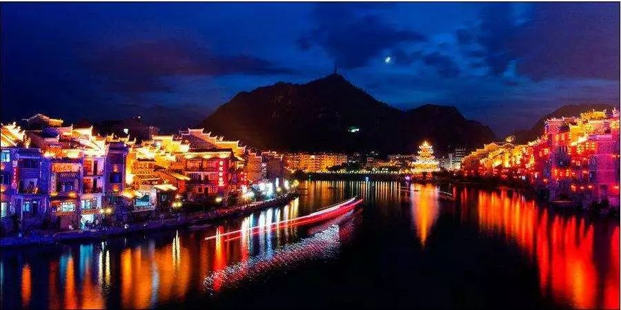 黔东南+黔西南经典八日游—昆明—马岭河峡谷—万峰林—黄果树瀑布—荔波小七孔—千户苗寨—镇远古镇—梵净山—石阡温泉