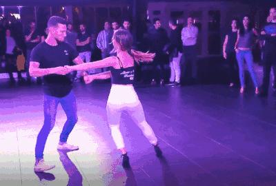 闺蜜出国发朋友圈,闺蜜刚回国晒朋友圈