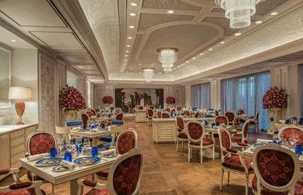 住范思哲酒店,用着CARTIER家居,吃着CHANEL甜品,奢侈品牌:你的玛丽苏生活已被我们承包~