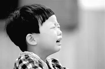 1岁女孩摔下意外死亡,1岁女婴从3楼摔落生命垂危