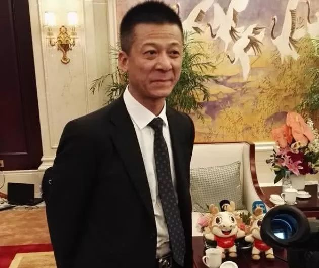 他为搭救传销朋友加入权健：束昱辉身边有四五个配枪黑衣保镖