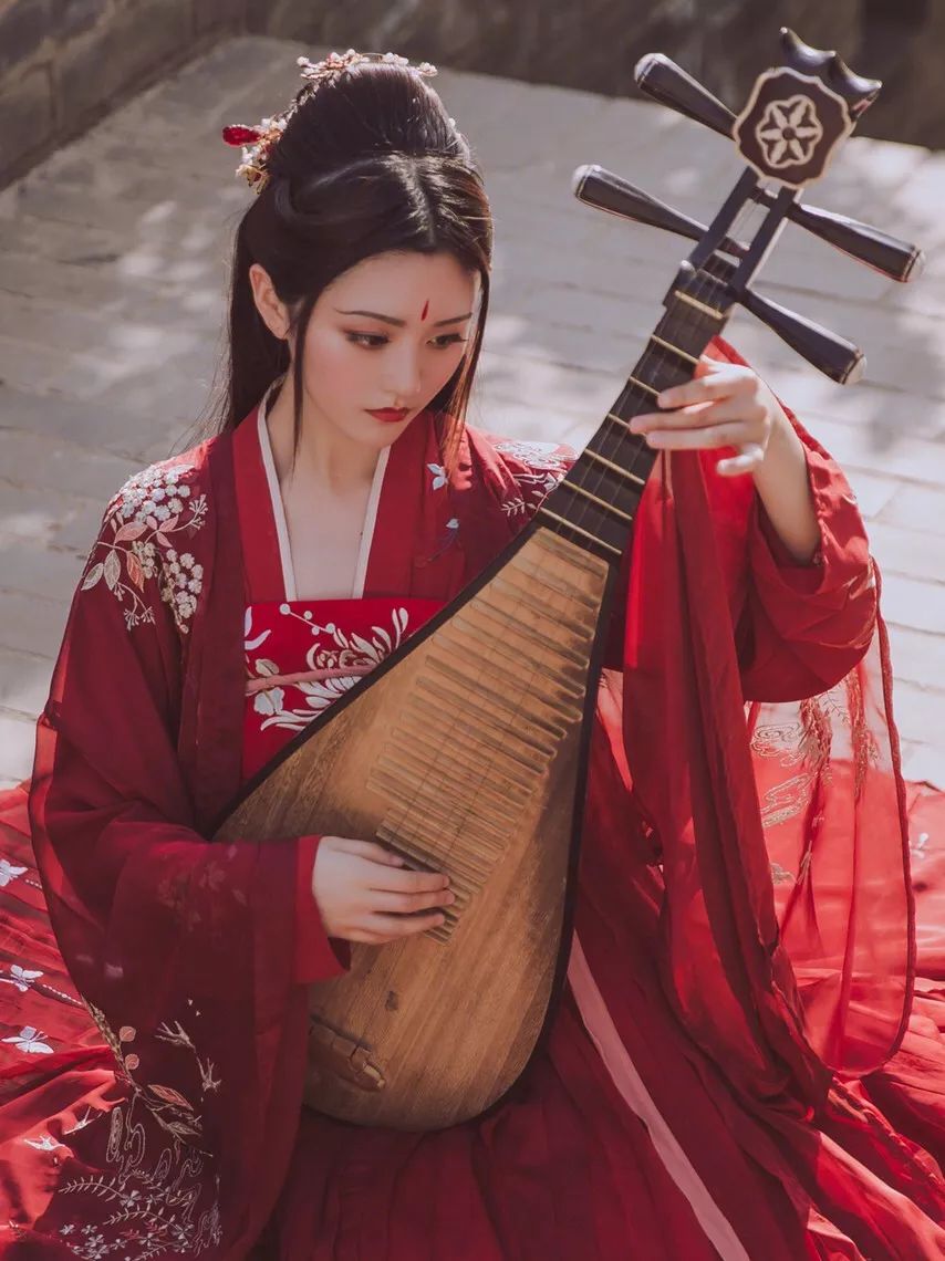 只知道故宫口红？盘点彩妆圈那些绝色倾城的中国风口红！