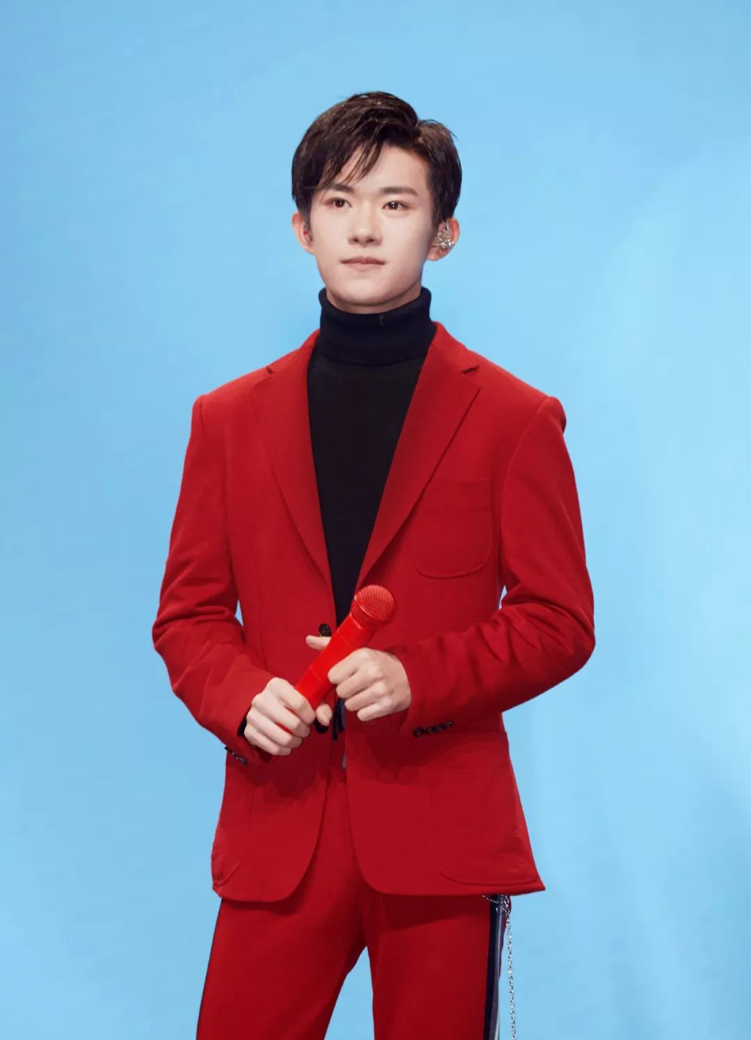 李宇春易烊千玺演绎时代感,易烊千玺穿中国红