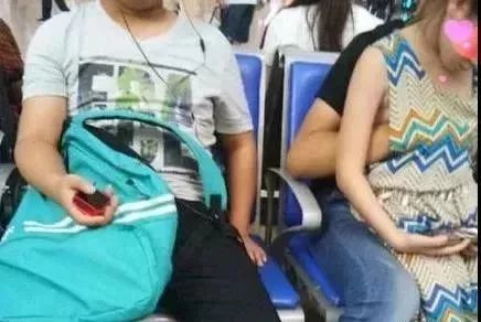 爸爸舌吻女儿，共同洗澡，还说：女儿的身体就是我的身体？！