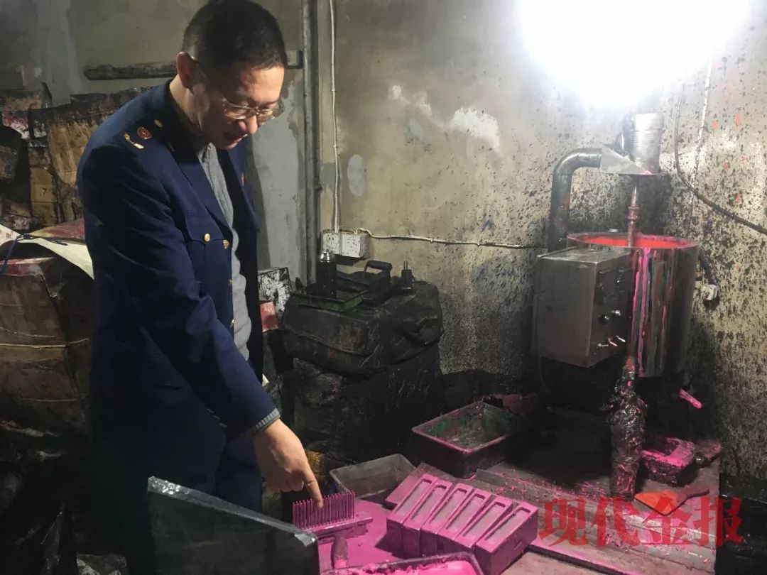 仿冒大牌的眼线笔,一元眼线笔生产过程图片