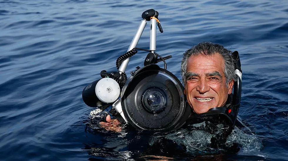 被北极熊追杀，抓拍鲨鱼咬向自己的瞬间……68岁摄影师玩命告诉你：为什么外国人这么少？