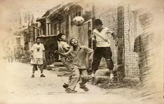 在“大砂锅”里踢足球