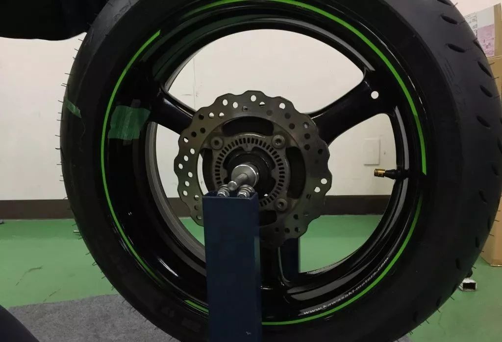 手把手教你换汽车轮胎,30秒教会你正确换轮胎步骤详解