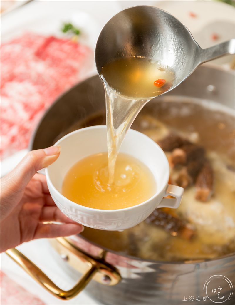 坐拥150㎡私家花园的火锅店，竟然还配空姐服务！