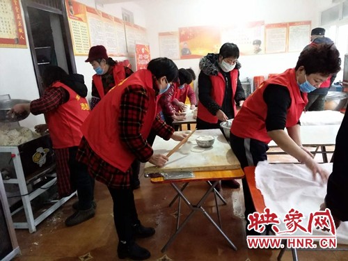 腊八粥再显城市温度“志愿红”红遍漯河