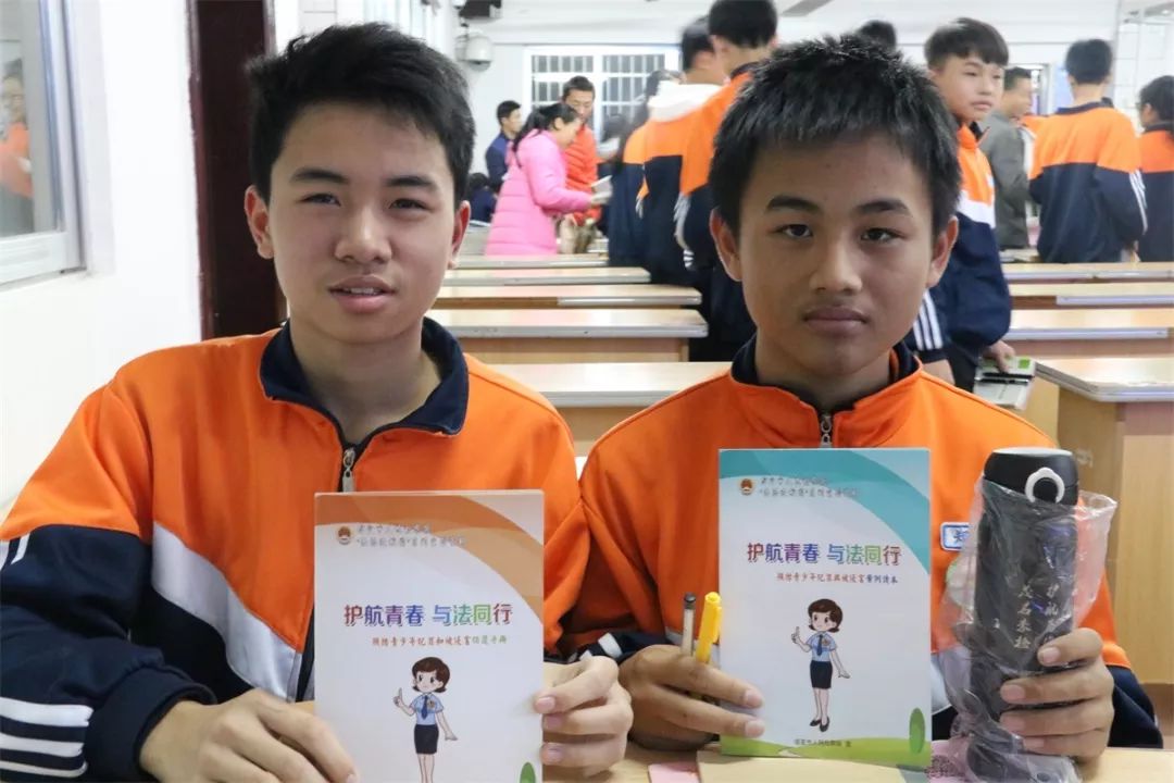 2019年首场法治课｜万水千山总是情，茂名“麻辣教师”下基层讲课