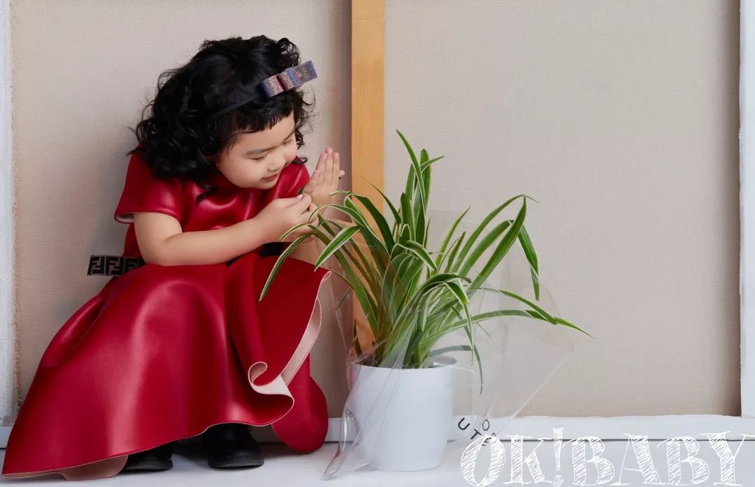 包饺子一家老小齐上阵,包饺子一家人聚在一起