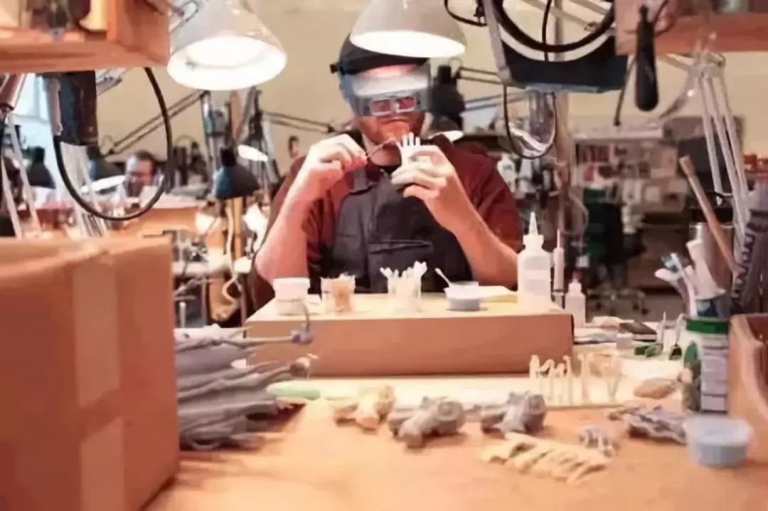 拍不好《大黄蜂》就回家继承2000亿家产！美国王思聪的逆天人生