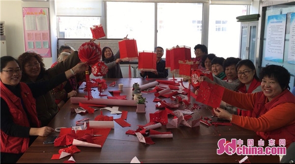 青岛仰口路社区办灯笼DIY公益课堂银发老人乐享“年味道”