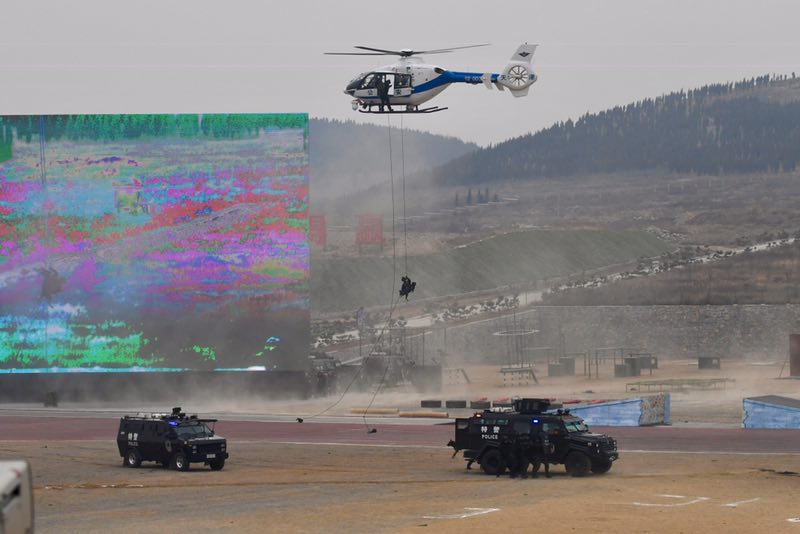 女射手实弹射击,女射手演练