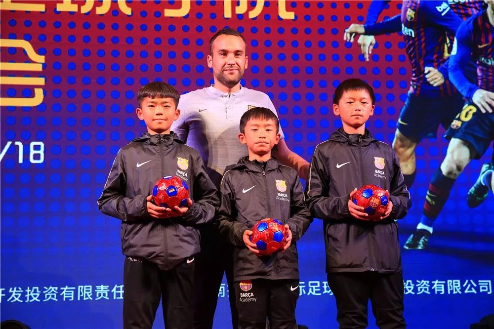 巴萨足球学校怎么进,巴萨足球学校的一天