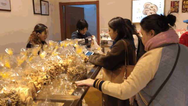 上海滩市中心，竟然藏着一条有洋房故居有老字号有咖啡店有酒吧的网红老马路