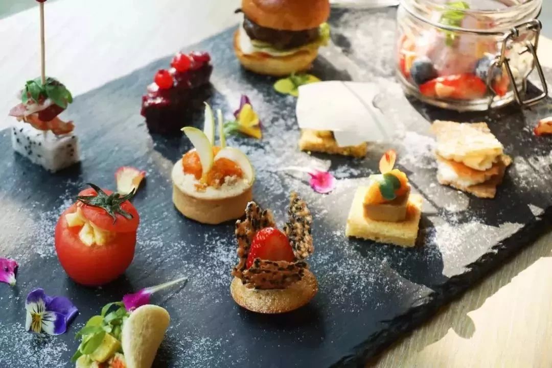 上海滩市中心，竟然藏着一条有洋房故居有老字号有咖啡店有酒吧的网红老马路