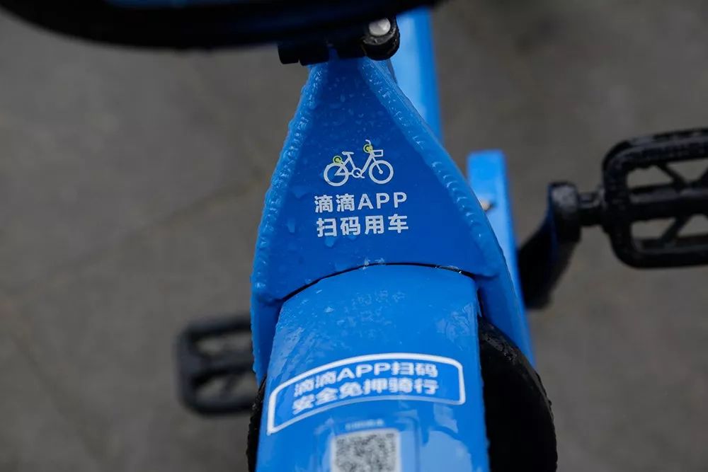 戴头盔小黄鸭电动玩具,戴头盔的摩托车玩具