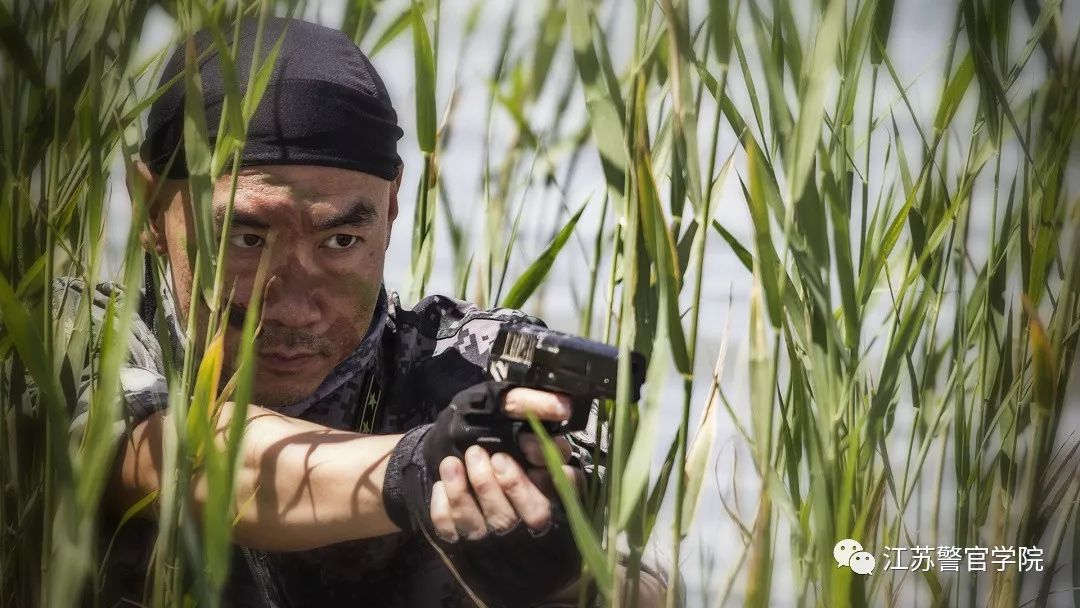 军旅十八年情节仍是戎装，多才博士创作百首歌曲记录生活