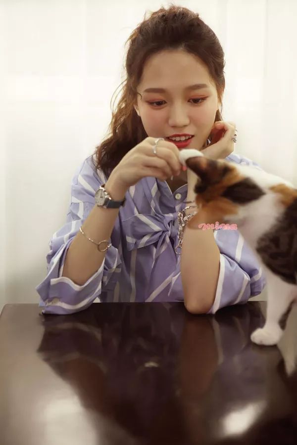 潮搭汇｜手部饰品×唇色美甲点亮冬日造型的通关密语