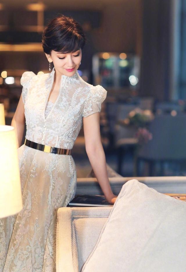 65岁赵雅芝白衬衫彩虹裙不老女神,赵雅芝63岁依然优雅长裙浪漫唯美