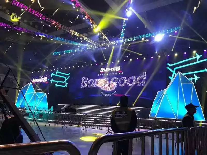 棒谷5500人开年会！傲基50亿！发豪奖：一辆特斯拉！100万现金！