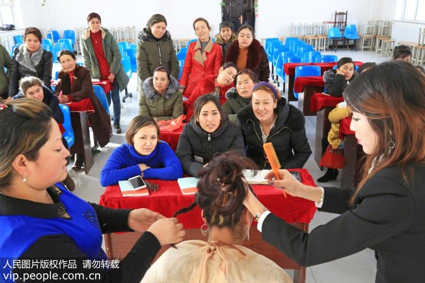 过年烫发应该怎么梳好看,过年烫发前后