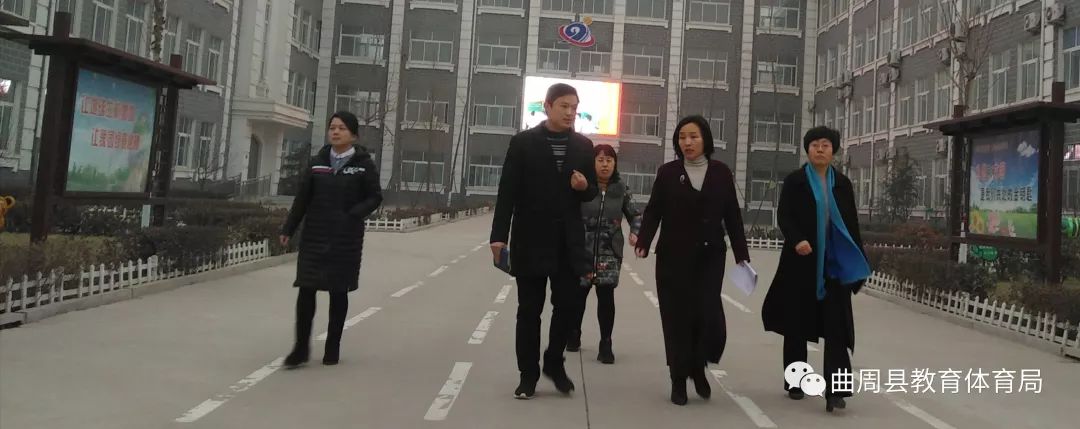 会客厅采访视频,栏目记者来到小学采访小学生