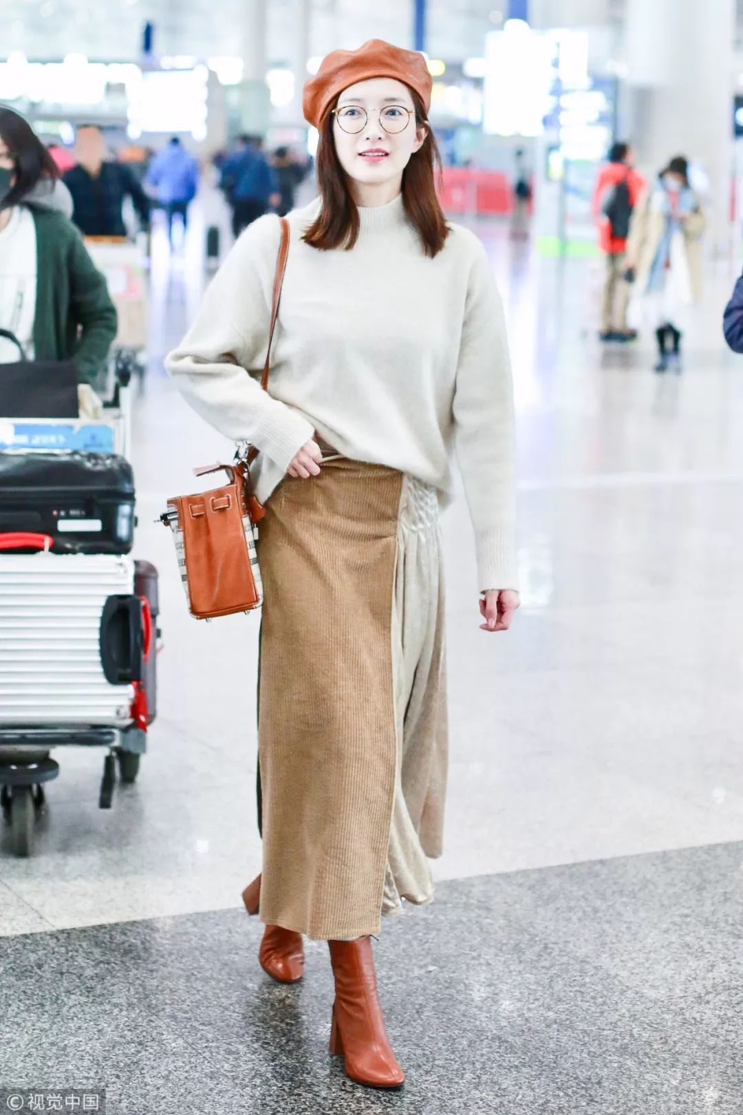 女明星回家过年的场面,明星回家过年怎么穿