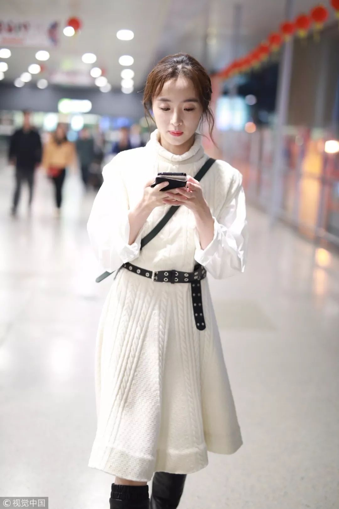 女明星回家过年的场面,明星回家过年怎么穿