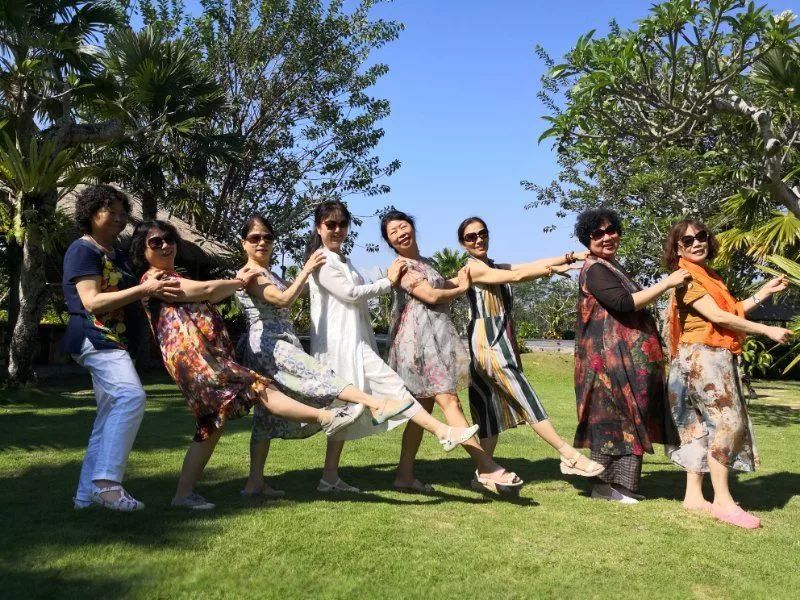 中国大妈外出旅游跨栏,大妈旅游动作