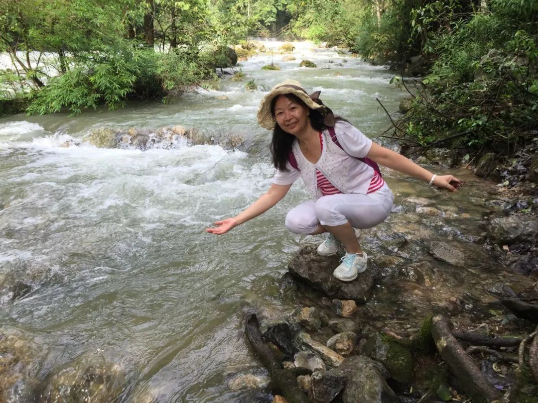 中国大妈外出旅游跨栏,大妈旅游动作