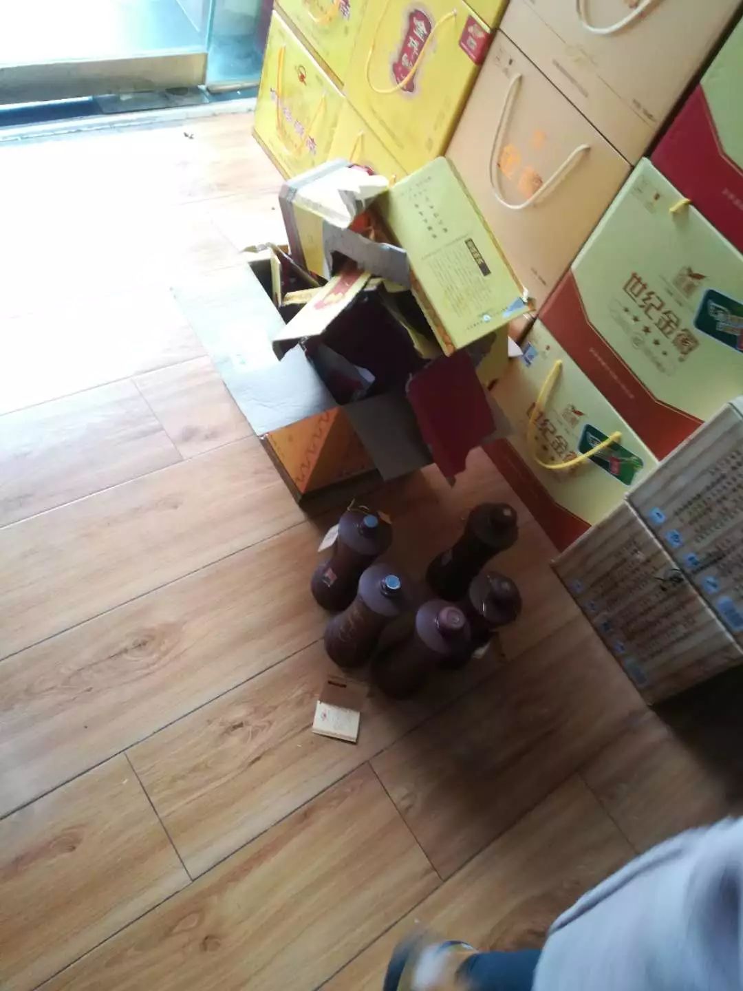 查获假冒牌白酒,查处假冒伪劣低价白酒