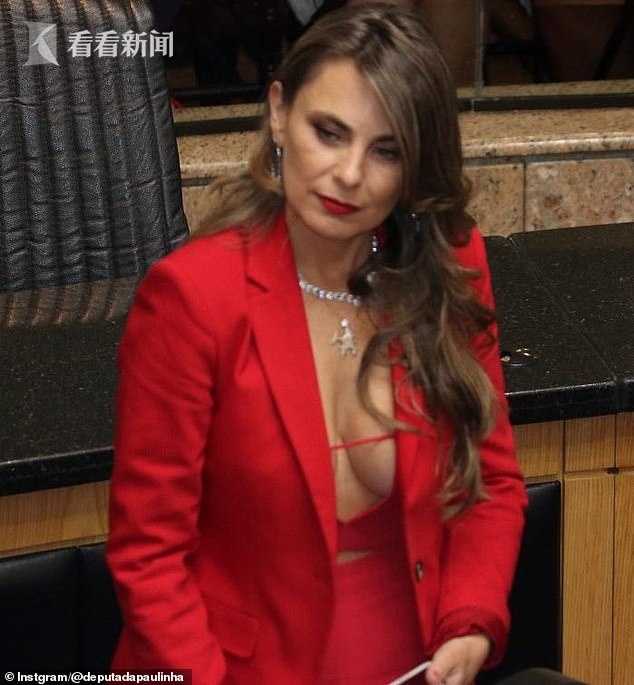 就职仪式着装性感暴露引争议女议员：“我平常就这样打扮”