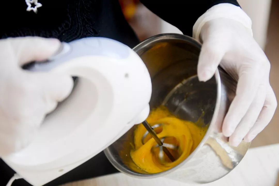 做个简单的蛋糕祝女儿生日快乐,人日蛋糕