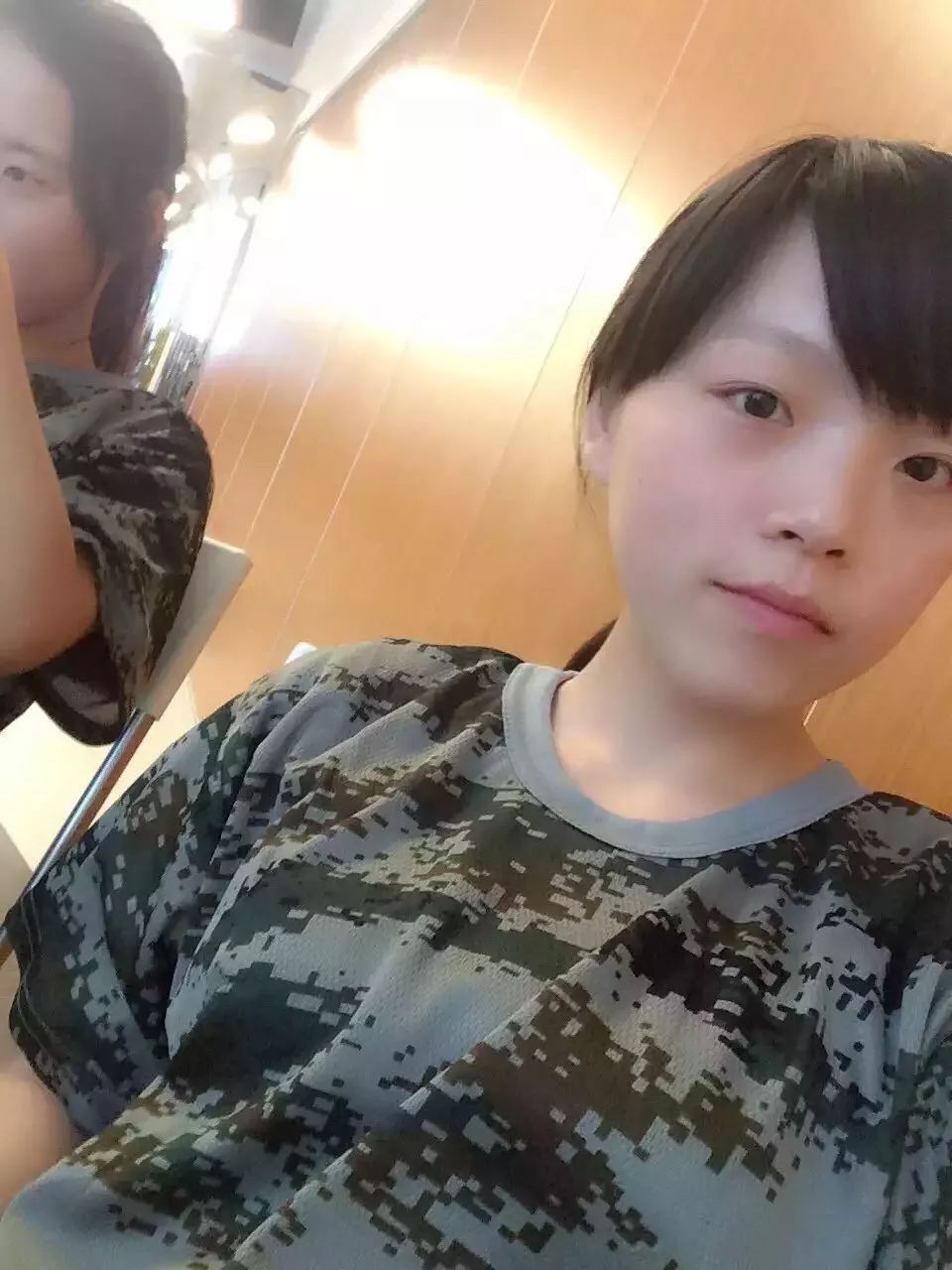 素颜找工作屡碰壁，涂上口红却被录取……真是个看脸的世界！