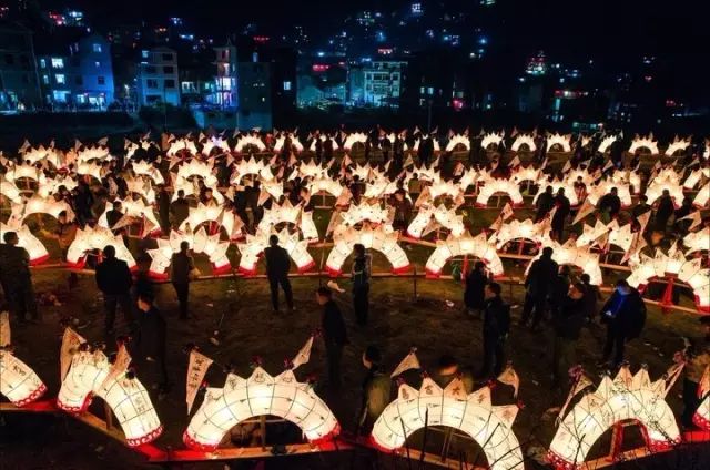 闹元宵猜灯谜线上线下乐不停,元宵猜灯谜的套路要怎么猜