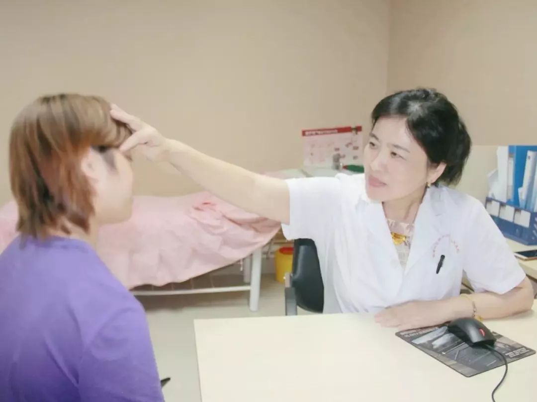 冬春季节皮肤干燥用什么护肤品,吃什么冬季皮肤不干燥