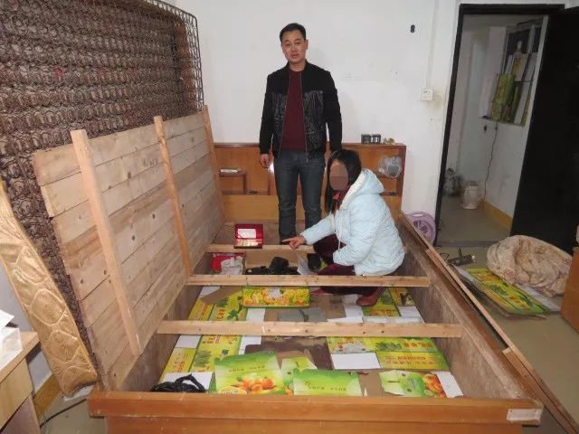 瀹堕噷搴婂簳涓嬫湁閲戝瓙,鍦ㄥ閲屽簥搴曚笅钘忎竴鐧句竾鐜伴噾